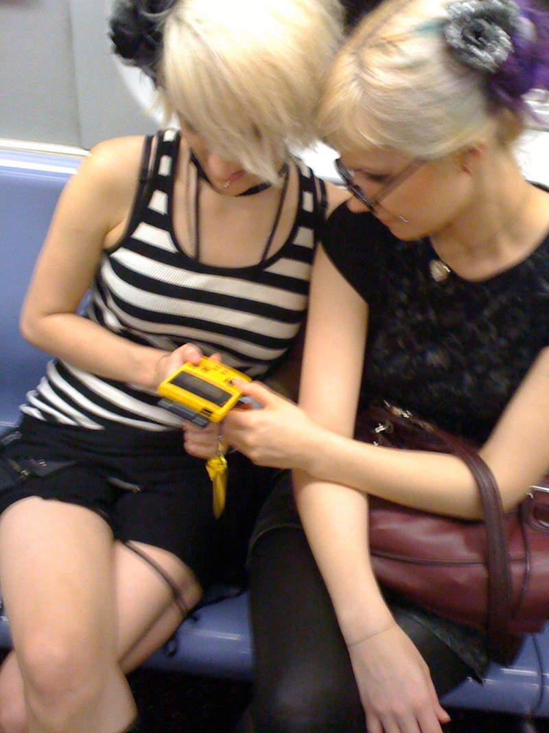 Illustration for article titled This Is How Two Girls Play Gameboy When They Really Love Each Other